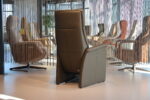 Elektrisch verstelbare relaxfauteuil / relaxstoel met sta op hulp / sta-op-stoel Feelz FZ-R03A06 -50 vast model van Meubelfabriek De Toekomst in Leer kleur Avocado met 2 motoren en een accu. Direct leverbaar. - Afbeelding 7
