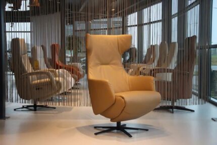 Elektrisch verstelbaar relaxfauteuil/relaxstoel met Sta op hulp/Sta op stoel Relax4U Nova NV-1005N van Meubelfabriek De Toekomst in Leer kleur Mokka met 3 motoren en een accu. Direct leverbaar.