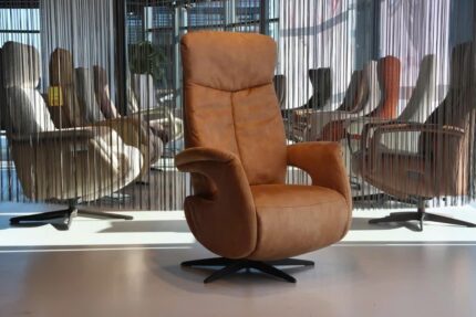 Elektrisch vertselbare Relaxfauteuil/Relaxstoel Feelz FZ-R01A01 met 2 motoren en een accu van De Toekomst in Stof kleur Caramel. Direct leverbaar.