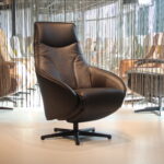 Elektrisch verstelbaar relaxfauteuil/relaxstoel Twice Pro TW-203N van meubelfabriek De Toekomst in Stof Leer kleur Zwart met 3 motoren en een accu. Direct leverbaar.