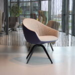 Bijzetfauteuil Hera Gealux draaifunctie met hoge zit in combi stof De Ploeg Vivid 07 met leder Supreme. Direct Leverbaar.