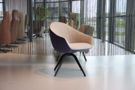 Bijzetfauteuil Hera Gealux draaifunctie met hoge zit in combi stof De Ploeg Vivid 07 met leder Supreme. Direct Leverbaar.