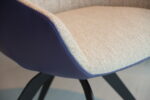 Bijzetfauteuil Hera Gealux draaifunctie met hoge zit in combi stof De Ploeg Vivid 07 kleur Beige met leder Supreme kleur Lavendel. Direct Leverbaar. - Afbeelding 4