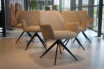 6x Koopmans Meubelen eetkamerstoel 495 met terug draaifunctie in Stof Lodge Shitake 124 kleur Beige. Direct leverbaar.