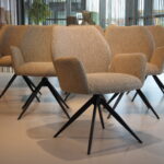 6x Koopmans Meubelen eetkamerstoel 495 met terug draaifunctie in Stof Lodge Shitake 124 kleur Beige. Direct leverbaar.