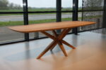 Eettafel 991 Koopmans Meubelen 260 cm breed Deens blad eiken Facet randafwerking met massief eiken onderstel. Direct leverbaar. - Afbeelding 2