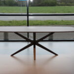 Eettafel 260 cm Deens Ovaal 1154 HPL Marmer blad met Facet randafwerking. Onderstel metaal kleur Anodic Brown. Direct leverbaar.