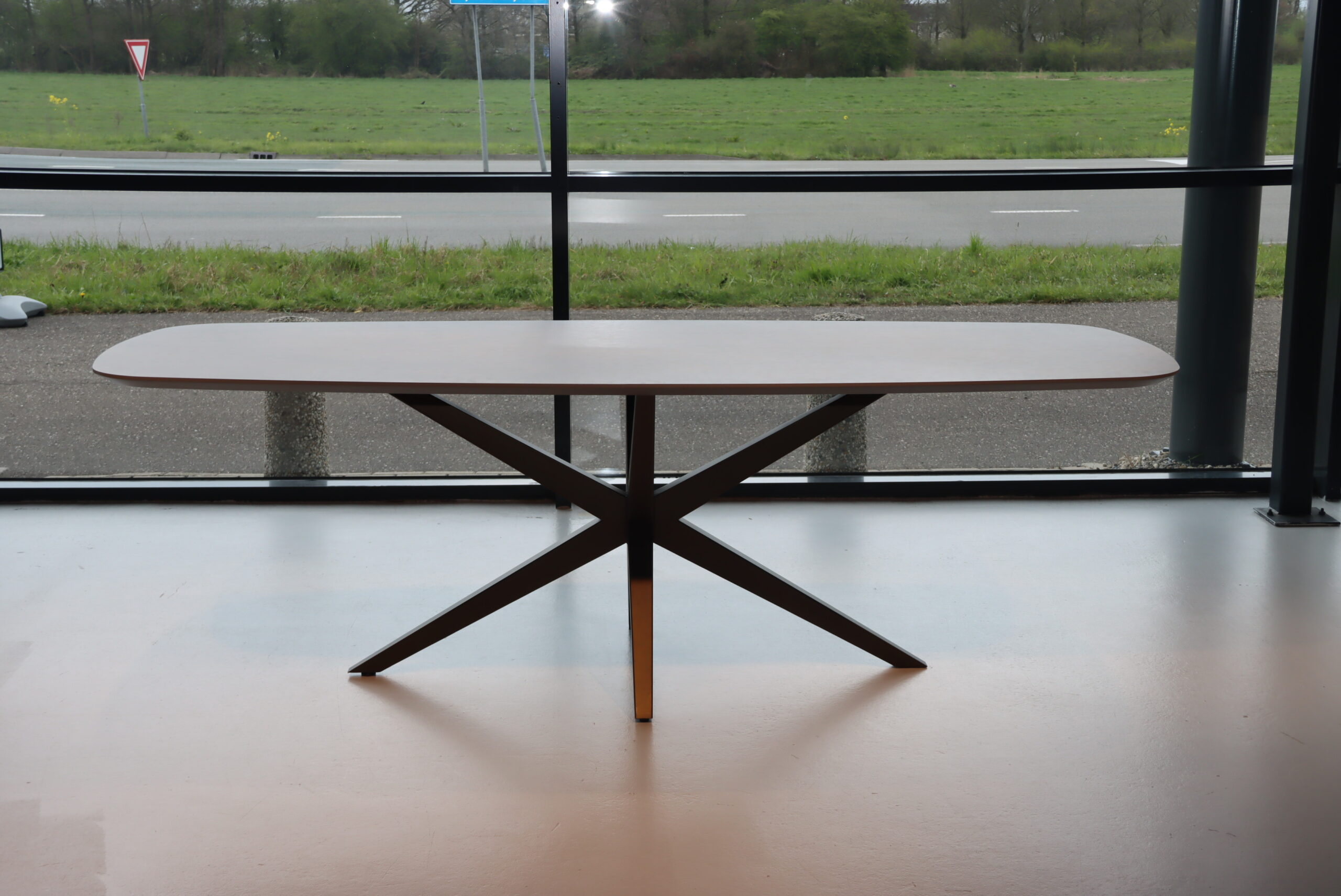 Eettafel 260 cm Deens Ovaal 1154 HPL Marmer blad met Facet randafwerking. Onderstel metaal kleur Anodic Brown. Direct leverbaar. Eettafel 260 cm Deens Ovaal 1154 HPL Marmer blad met Facet randafwerking. Onderstel metaal kleur Anodic Brown. Direct leverbaar.