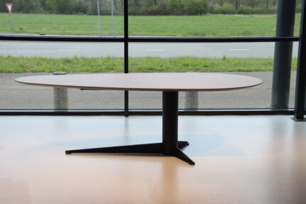 Eettafel 240 cm Druppel 1192 HPL Marmer meekleurend blad U12074 MUD met Facet randafwerking. Onderstel 929 kleur Zwart. Direct leverbaar.