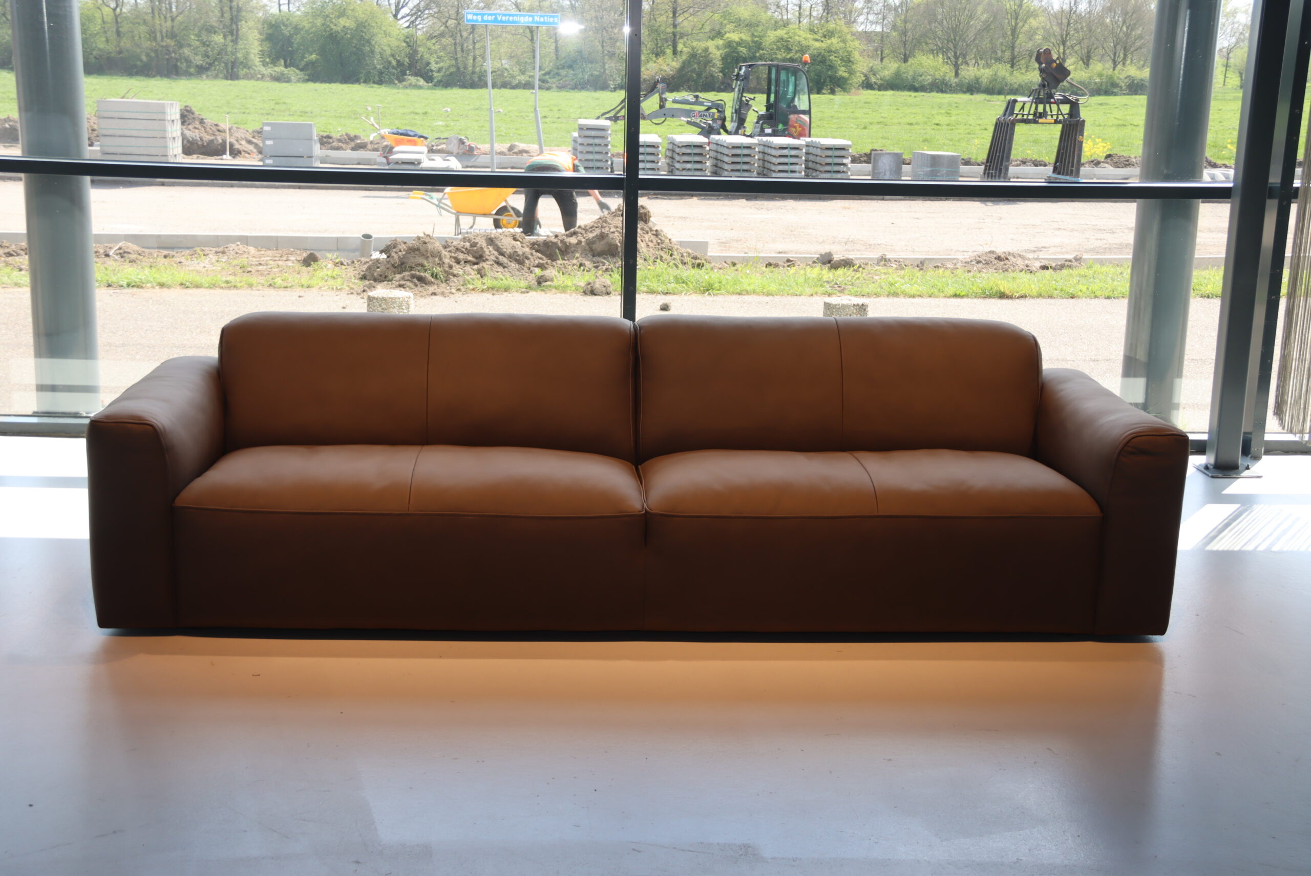 Cartel Living bank Wills 3 zits Leer Mirage kleur Choco 242 cm breed Direct leverbaar. Cartel Living bank Wills 3 zits Leer Mirage kleur Choco 242 cm breed Direct leverbaar.