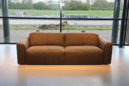 Cartel Living bank Wills 3 zits Leer Mirage kleur Choco 242 cm breed Direct leverbaar.