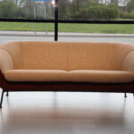 Gealux bank model Musa 2,5 zit 190 cm breed combi. Stof Lathuile 2 met Rundleder Polo 1103. Direct Leverbaar.