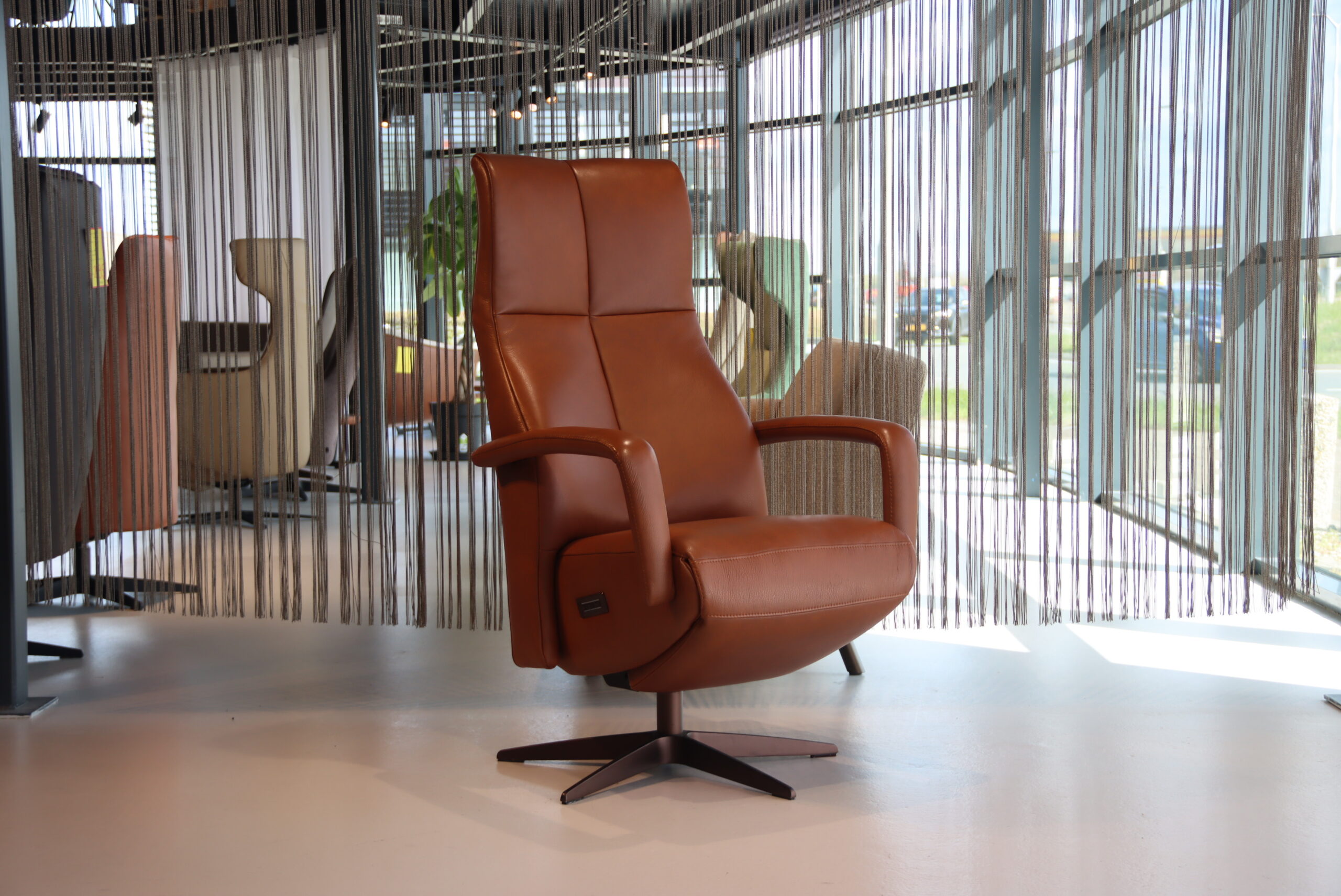 Elektrisch verstelbaar relaxfauteuil / relaxstoel Twinz 202 van Gealux 3 motoren met accu. Rundleder kleur Cognac. Direct leverbaar.