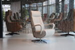 Elektrisch verstelbaar relaxfauteuil/relaxstoel Twice Pro TW-195N van meubelfabriek De Toekomst in stof Unit 60 kleur licht grijs met 3 motoren en een accu. Direct leverbaar.