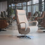 Elektrisch verstelbaar relaxfauteuil/relaxstoel Twice Pro TW-195N van meubelfabriek De Toekomst in stof Unit 60 kleur licht grijs met 3 motoren en een accu. Direct leverbaar.