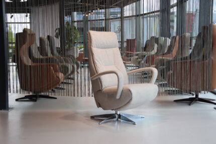 Elektrisch verstelbaar relaxfauteuil/relaxstoel Twice Pro TW-195N van meubelfabriek De Toekomst in stof Unit 60 kleur licht grijs met 3 motoren en een accu. Direct leverbaar.