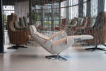 Elektrisch verstelbaar relaxfauteuil/relaxstoel Twice Pro TW-195N van meubelfabriek De Toekomst in stof Unit 60 kleur licht grijs met 3 motoren en een accu. Direct leverbaar. - Afbeelding 5