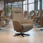 Elektrisch verstelbare relaxfauteuil / relaxstoel met sta op hulp / sta-op-stoel Twice Pro TW-305N van Meubelfabriek De Toekomst in Ploegstof Mida 85 kleur Avocado met 3 motoren en een accu. direct leverbaar.