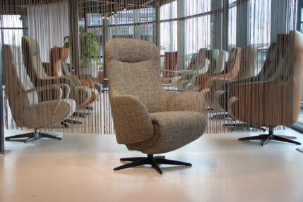 Elektrisch verstelbare relaxfauteuil / relaxstoel met sta op hulp / sta-op-stoel Twice Pro TW-305N van Meubelfabriek De Toekomst in Ploegstof Mida 85 kleur Avocado met 3 motoren en een accu. direct leverbaar.