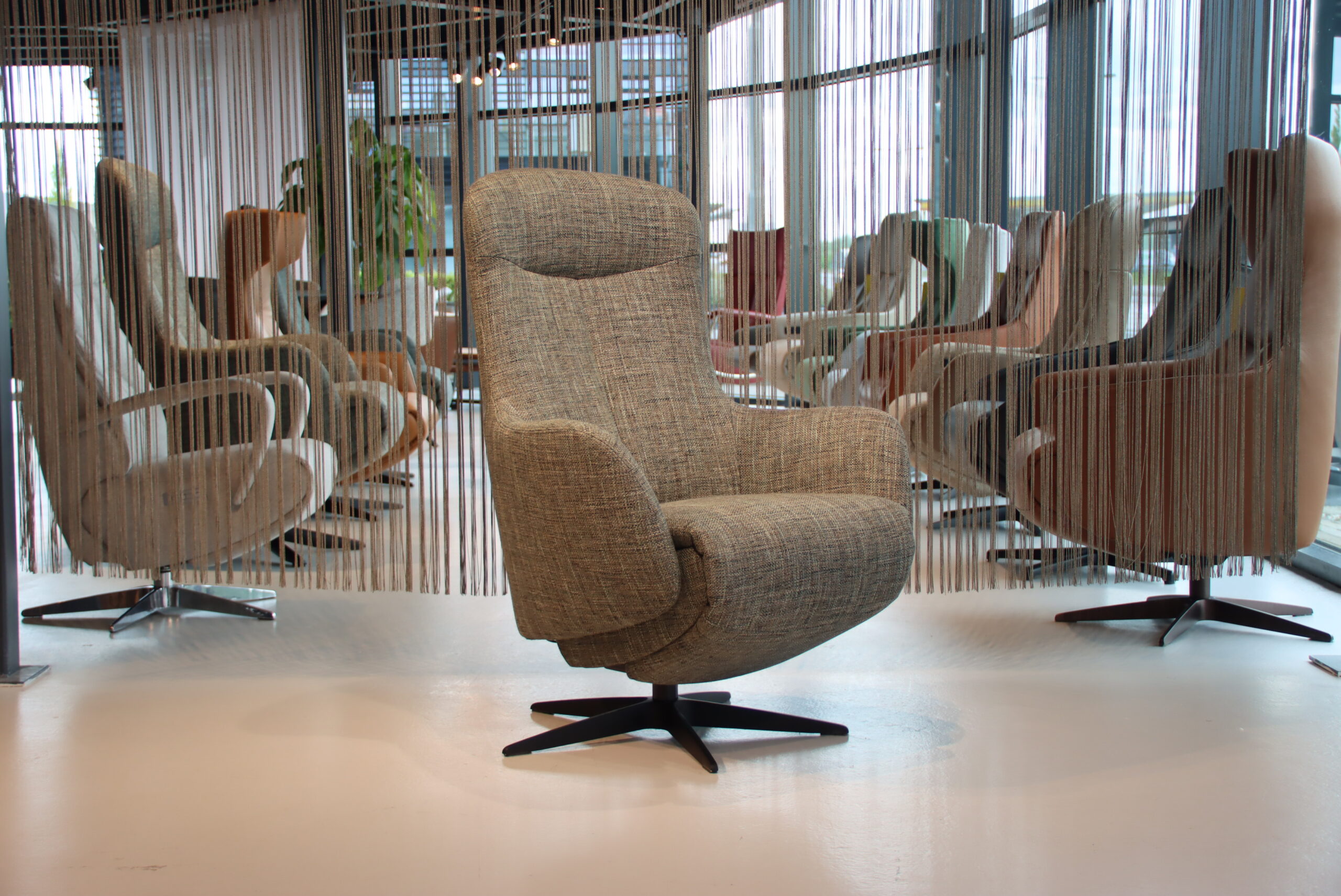 Elektrisch verstelbare relaxfauteuil / relaxstoel met sta op hulp / sta-op-stoel Twice Pro TW-305N van Meubelfabriek De Toekomst in Ploegstof Mida 85 kleur Avocado met 3 motoren en een accu. direct leverbaar.