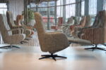Elektrisch verstelbare relaxfauteuil / relaxstoel met sta op hulp / sta-op-stoel Twice Pro TW-305N van Meubelfabriek De Toekomst in Ploegstof Mida 85 kleur Avocado met 3 motoren en een accu. direct leverbaar. - Afbeelding 3