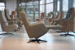 Elektrisch verstelbare relaxfauteuil / relaxstoel met sta op hulp / sta-op-stoel Twice Pro TW-305N van Meubelfabriek De Toekomst in Ploegstof Mida 85 kleur Avocado met 3 motoren en een accu. direct leverbaar. - Afbeelding 4