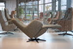 Elektrisch verstelbare relaxfauteuil / relaxstoel met sta op hulp / sta-op-stoel Twice Pro TW-305N van Meubelfabriek De Toekomst in Ploegstof Mida 85 kleur Avocado met 3 motoren en een accu. direct leverbaar. - Afbeelding 5