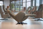 Elektrisch verstelbare relaxfauteuil / relaxstoel met sta op hulp / sta-op-stoel Twice Pro TW-305N van Meubelfabriek De Toekomst in Ploegstof Mida 85 kleur Avocado met 3 motoren en een accu. direct leverbaar. - Afbeelding 6