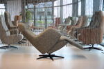 Elektrisch verstelbare relaxfauteuil / relaxstoel met sta op hulp / sta-op-stoel Twice Pro TW-305N van Meubelfabriek De Toekomst in Ploegstof Mida 85 kleur Avocado met 3 motoren en een accu. direct leverbaar. - Afbeelding 7
