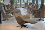 Elektrisch verstelbare relaxfauteuil / relaxstoel met sta op hulp / sta-op-stoel Twice Pro TW-305N van Meubelfabriek De Toekomst in Ploegstof Mida 85 kleur Avocado met 3 motoren en een accu. direct leverbaar. - Afbeelding 8
