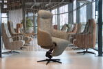 Elektrisch verstelbare relaxfauteuil / relaxstoel met sta op hulp / sta-op-stoel Twice Pro TW-305N van Meubelfabriek De Toekomst in Ploegstof Mida 85 kleur Avocado met 3 motoren en een accu. direct leverbaar. - Afbeelding 2