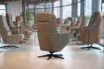 Elektrisch verstelbare relaxfauteuil / relaxstoel met sta op hulp / sta-op-stoel Twice Pro TW-305N van Meubelfabriek De Toekomst in Ploegstof Mida 85 kleur Avocado met 3 motoren en een accu. direct leverbaar. - Afbeelding 9