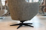 Elektrisch verstelbare relaxfauteuil / relaxstoel met sta op hulp / sta-op-stoel Twice Pro TW-305N van Meubelfabriek De Toekomst in Ploegstof Mida 85 kleur Avocado met 3 motoren en een accu. direct leverbaar. - Afbeelding 10