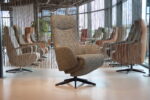 Elektrisch verstelbare relaxfauteuil / relaxstoel Twice Pro TW-305N van meubelfabriek De Toekomst in Ploegstof Mida 85 Avocado met 3 motoren en een accu. Direct leverbaar.