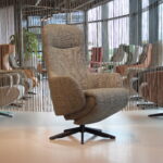 Elektrisch verstelbare relaxfauteuil / relaxstoel Twice Pro TW-305N van meubelfabriek De Toekomst in Ploegstof Mida 85 Avocado met 3 motoren en een accu. Direct leverbaar.