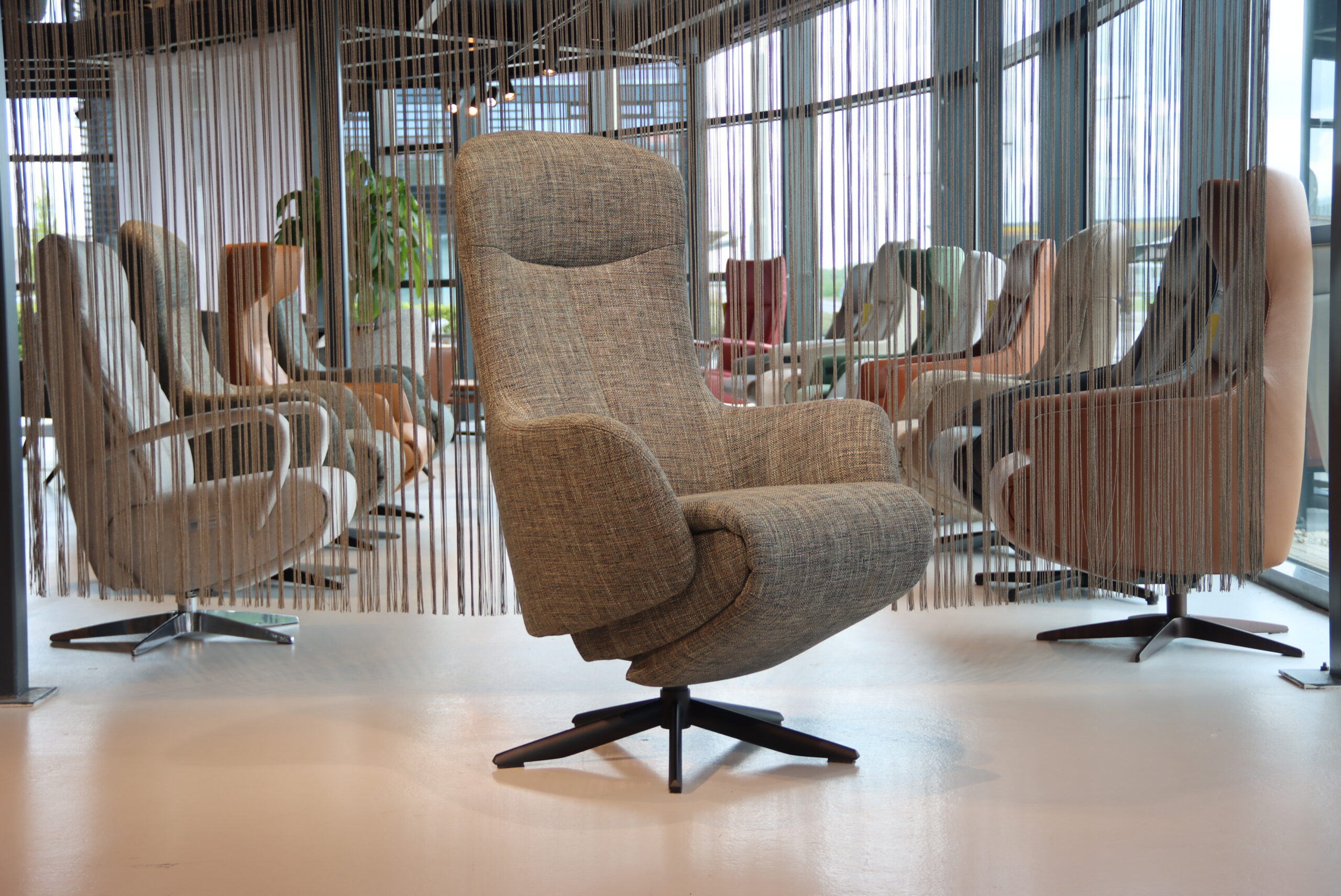 Elektrisch verstelbare relaxfauteuil / relaxstoel Twice Pro TW-305N van meubelfabriek De Toekomst in Ploegstof Mida 85 Avocado met 3 motoren en een accu. Direct leverbaar.