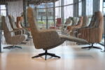 Elektrisch verstelbare relaxfauteuil / relaxstoel  voor lange mensen Twice Pro TW-305N van meubelfabriek De Toekomst XXL in Ploegstof Mida 85 Avocado met 3 motoren en een accu. Direct leverbaar. - Afbeelding 2