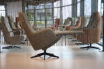 Elektrisch verstelbare relaxfauteuil / relaxstoel  voor lange mensen Twice Pro TW-305N van meubelfabriek De Toekomst XXL in Ploegstof Mida 85 Avocado met 3 motoren en een accu. Direct leverbaar. - Afbeelding 3