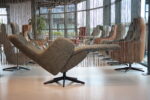 Elektrisch verstelbare relaxfauteuil / relaxstoel  voor lange mensen Twice Pro TW-305N van meubelfabriek De Toekomst XXL in Ploegstof Mida 85 Avocado met 3 motoren en een accu. Direct leverbaar. - Afbeelding 4