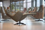 Elektrisch verstelbare relaxfauteuil / relaxstoel  voor lange mensen Twice Pro TW-305N van meubelfabriek De Toekomst XXL in Ploegstof Mida 85 Avocado met 3 motoren en een accu. Direct leverbaar. - Afbeelding 5