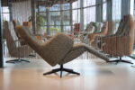 Elektrisch verstelbare relaxfauteuil / relaxstoel  voor lange mensen Twice Pro TW-305N van meubelfabriek De Toekomst XXL in Ploegstof Mida 85 Avocado met 3 motoren en een accu. Direct leverbaar. - Afbeelding 6