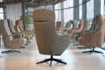 Elektrisch verstelbare relaxfauteuil / relaxstoel  voor lange mensen Twice Pro TW-305N van meubelfabriek De Toekomst XXL in Ploegstof Mida 85 Avocado met 3 motoren en een accu. Direct leverbaar. - Afbeelding 8