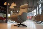 Elektrisch verstelbare relaxfauteuil / relaxstoel Twice Pro TW-305N van meubelfabriek De Toekomst in Ploegstof Mida 85 Avocado met 3 motoren en een accu. Direct leverbaar.