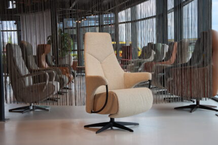 Gealux Relaxfauteuil draai Azalea 2 motoren met accu in Stof Rhytm 05 kleur Beige. Direct leverbaar. euil draai Azalea 2 motoren+accu Stof beige
