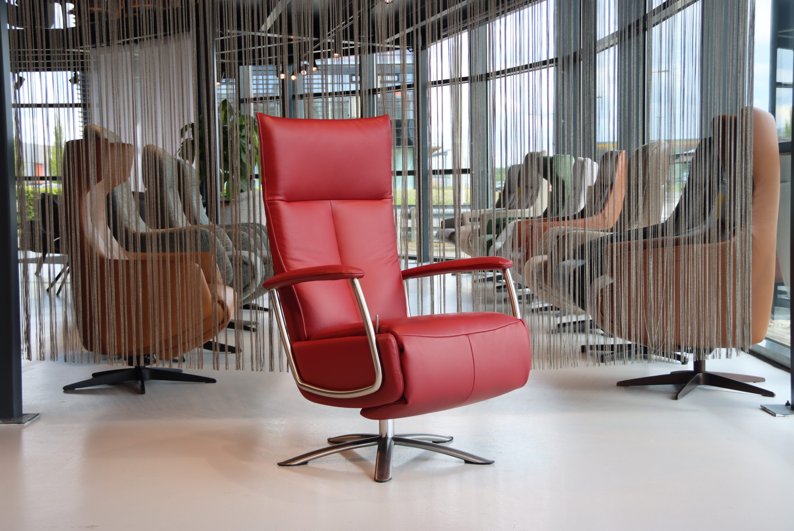 Gealux Relaxfauteuil GLX011-25 Draai manueel verstelbaar in Leer Dino 601 kleur Rood. Direct leverbaar.