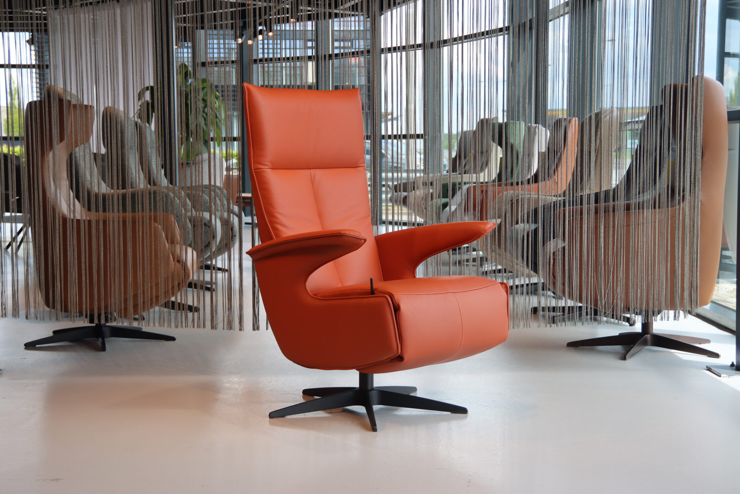 Gealux Relaxfauteuil GLX012-25 Draai manueel verstelbaar in Leer Dino 608 kleur Oranje. Direct leverbaar.