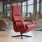 Elektrisch verstelbaar relaxfauteuil/relaxstoel voor lange mensen Twice Pro TW-282N van Meubelfabriek De Toekomst in Leer Oasis kleur Rood met 3 motoren en een accu. Direct leverbaar.
