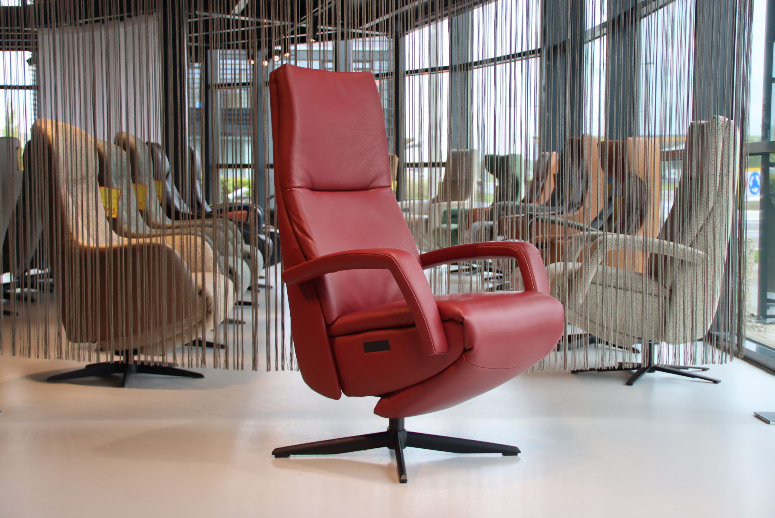 Elektrisch verstelbaar relaxfauteuil/relaxstoel voor lange mensen Twice Pro TW-282N van Meubelfabriek De Toekomst in Leer Oasis kleur Rood met 3 motoren en een accu. Direct leverbaar. Elektrisch verstelbaar relaxfauteuil/relaxstoel voor lange mensen Twice Pro TW-282N van Meubelfabriek De Toekomst in Leer Oasis kleur Rood met 3 motoren en een accu. Direct leverbaar.