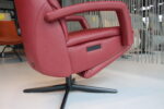 Elektrisch verstelbaar relaxfauteuil/relaxstoel voor lange mensen Twice Pro TW-282N van Meubelfabriek De Toekomst in Leer Oasis kleur Rood met 3 motoren en een accu. Direct leverbaar. - Afbeelding 4