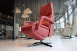 Elektrisch verstelbaar relaxfauteuil/relaxstoel voor lange mensen Twice Pro TW-282N van Meubelfabriek De Toekomst in Leer Oasis kleur Rood met 3 motoren en een accu. Direct leverbaar.